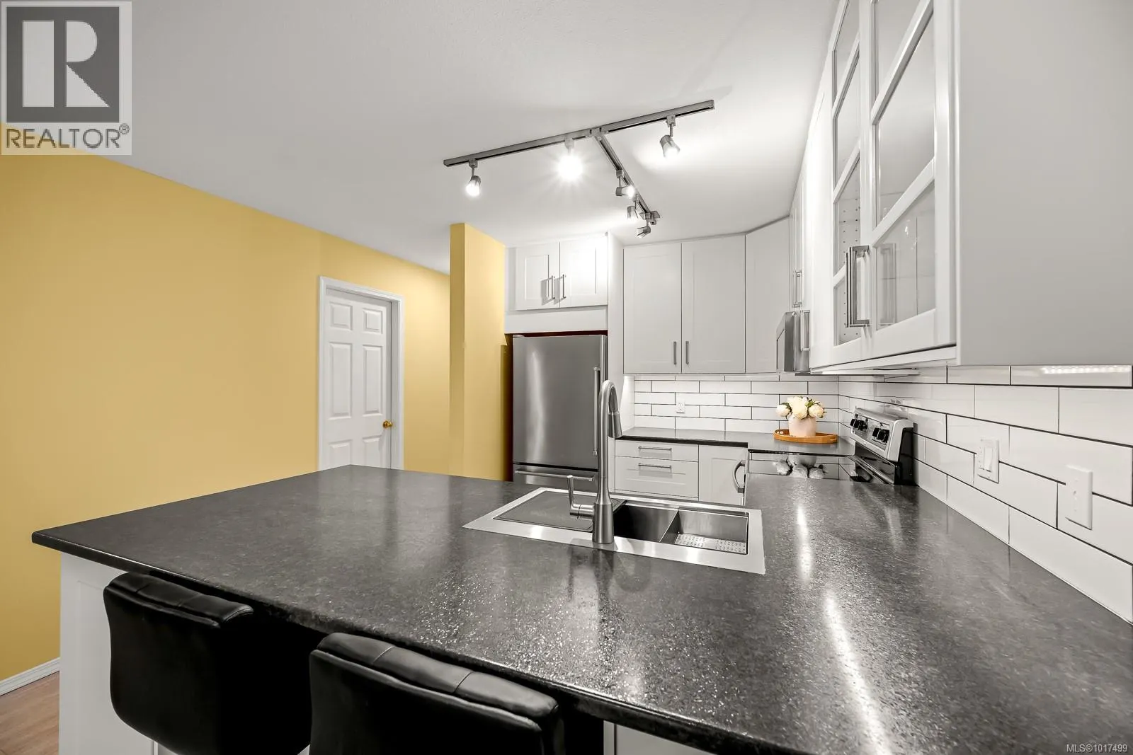 203 4686 Alderwood Pl