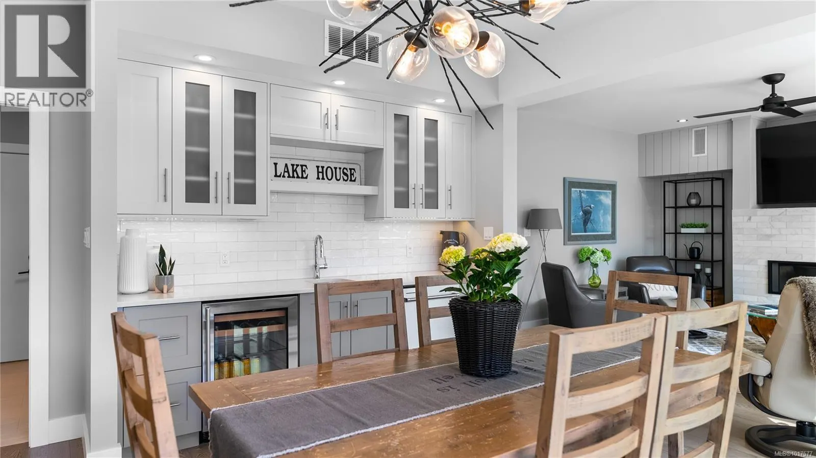 7267 Lakefront Dr