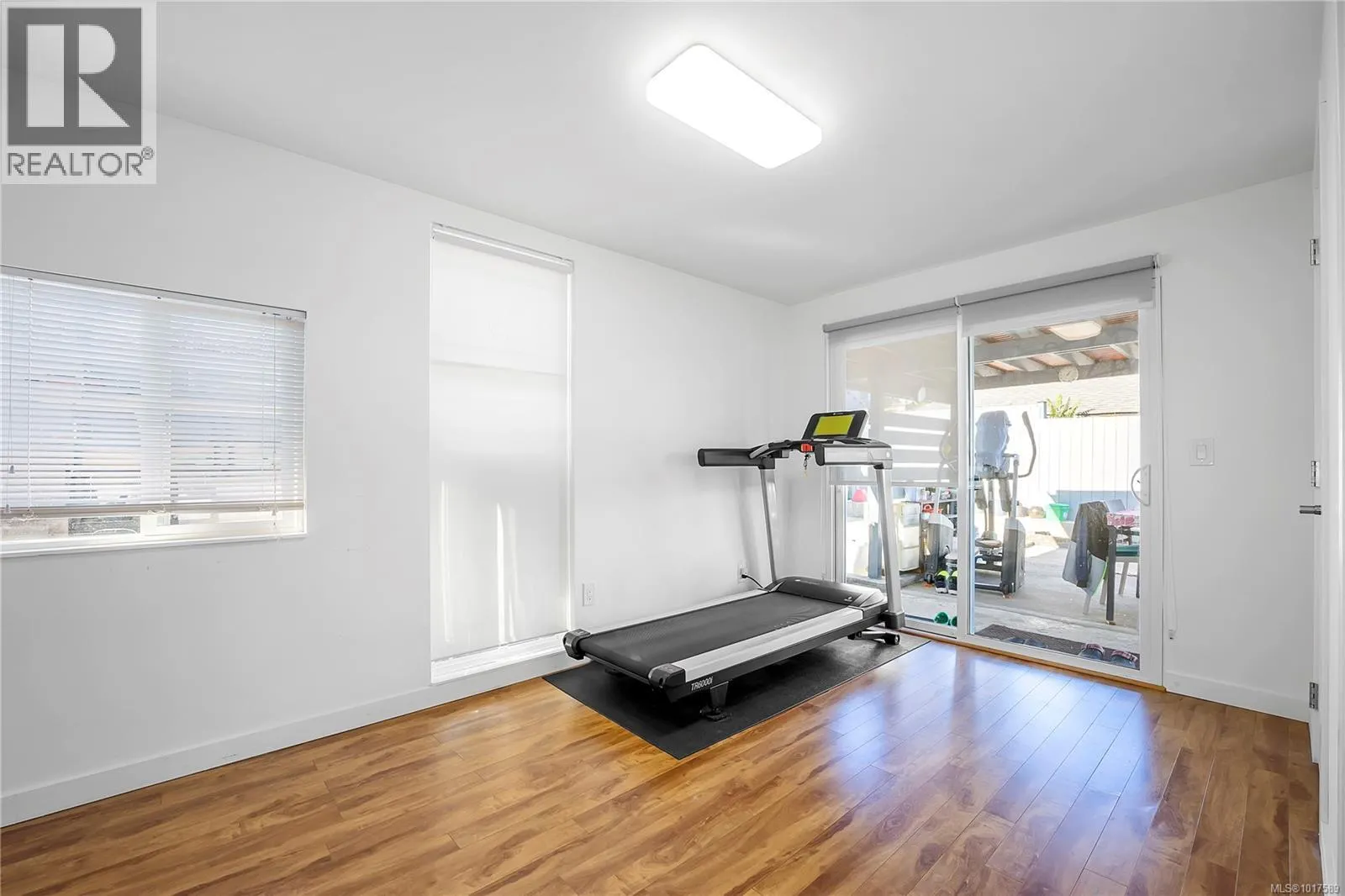 240 View St