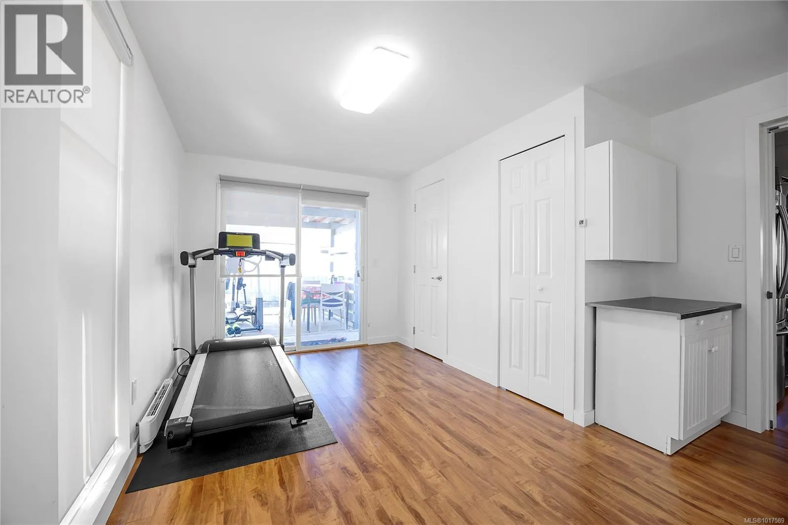 240 View St