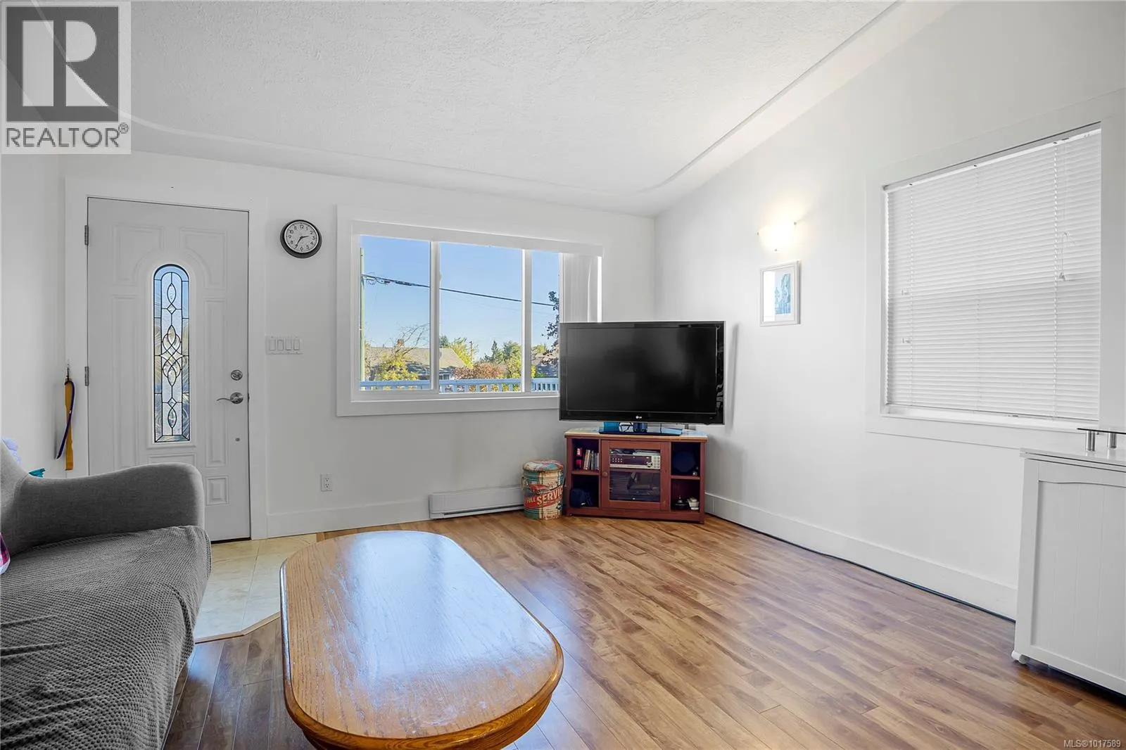 240 View St