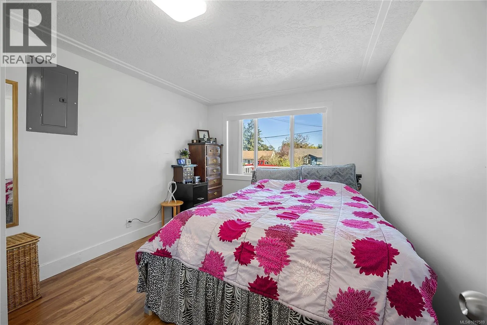 240 View St