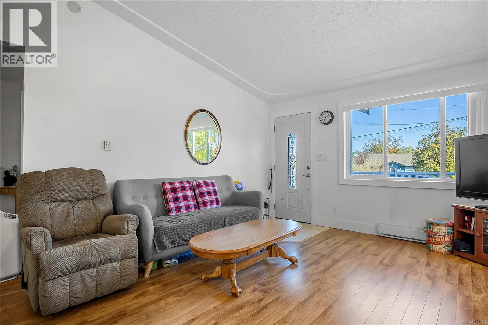 240 View St