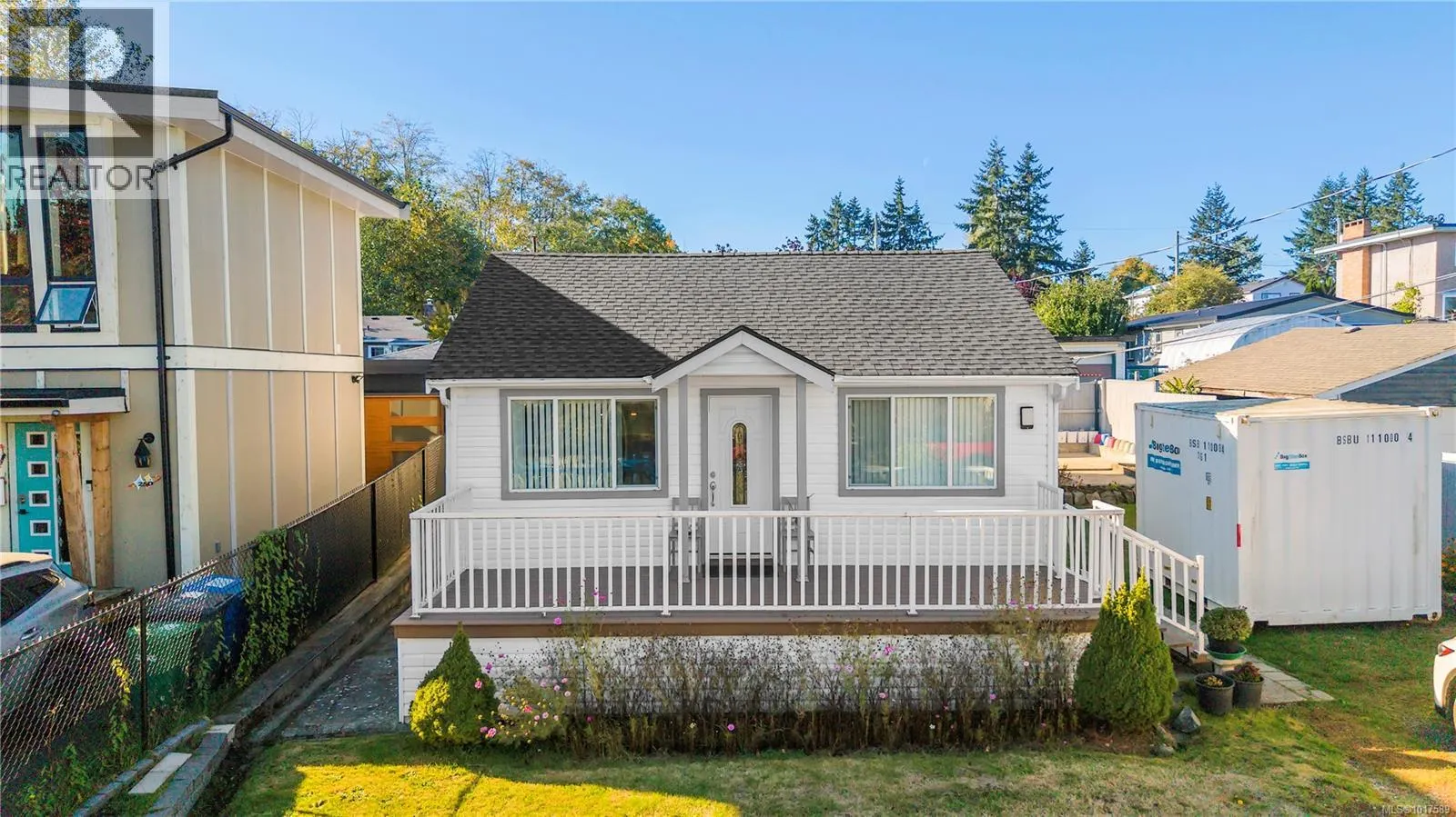 240 View St