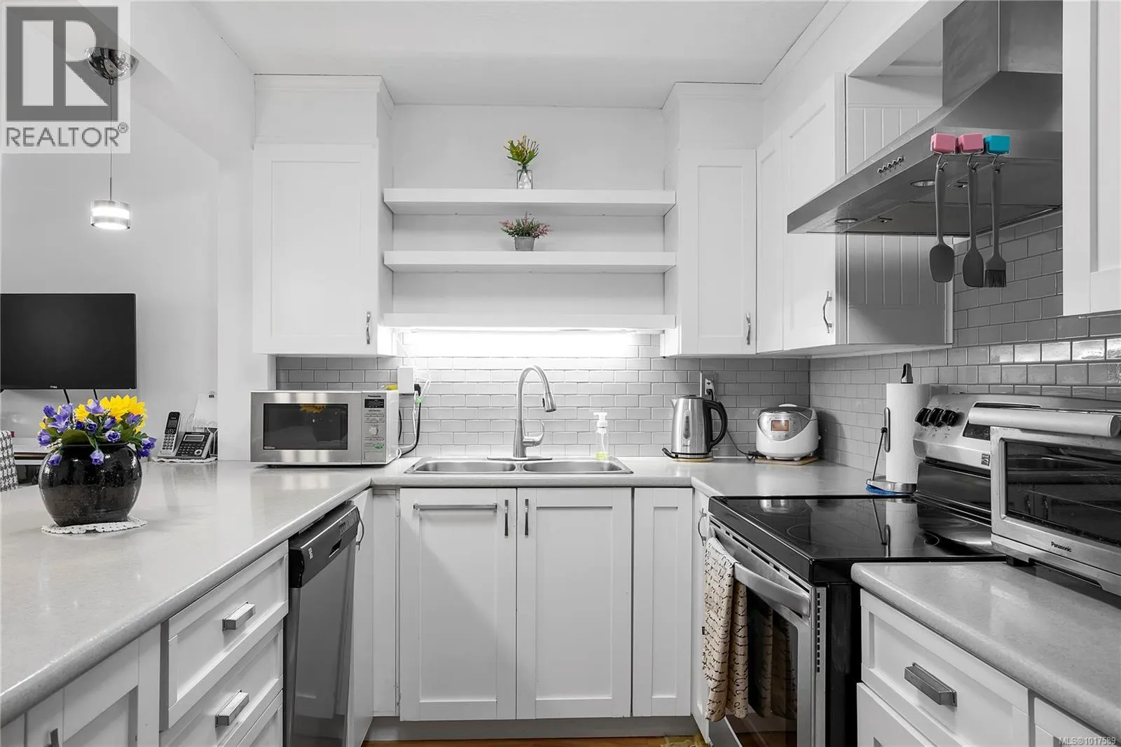 240 View St