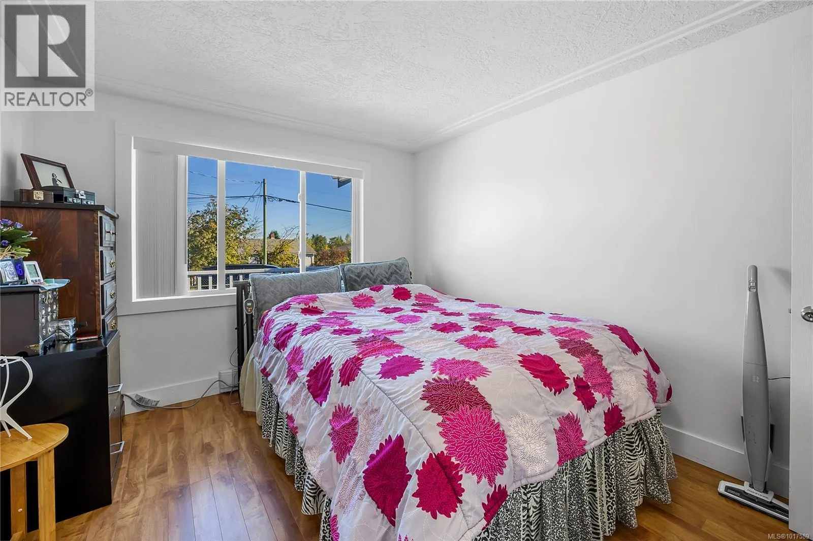 240 View St
