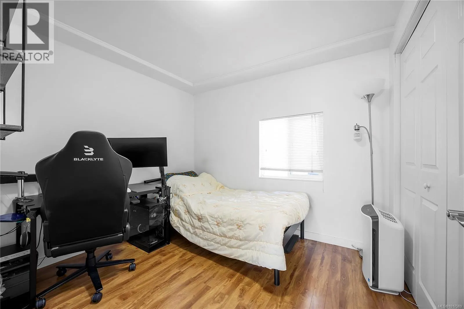 240 View St