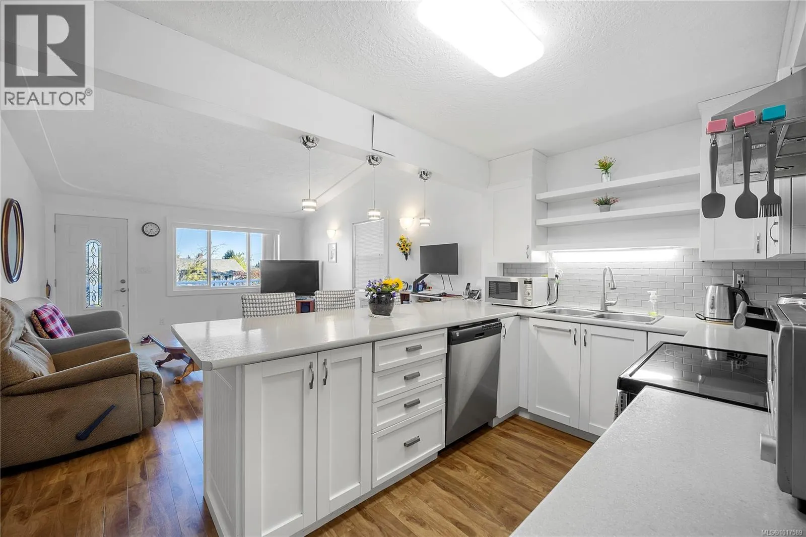 240 View St