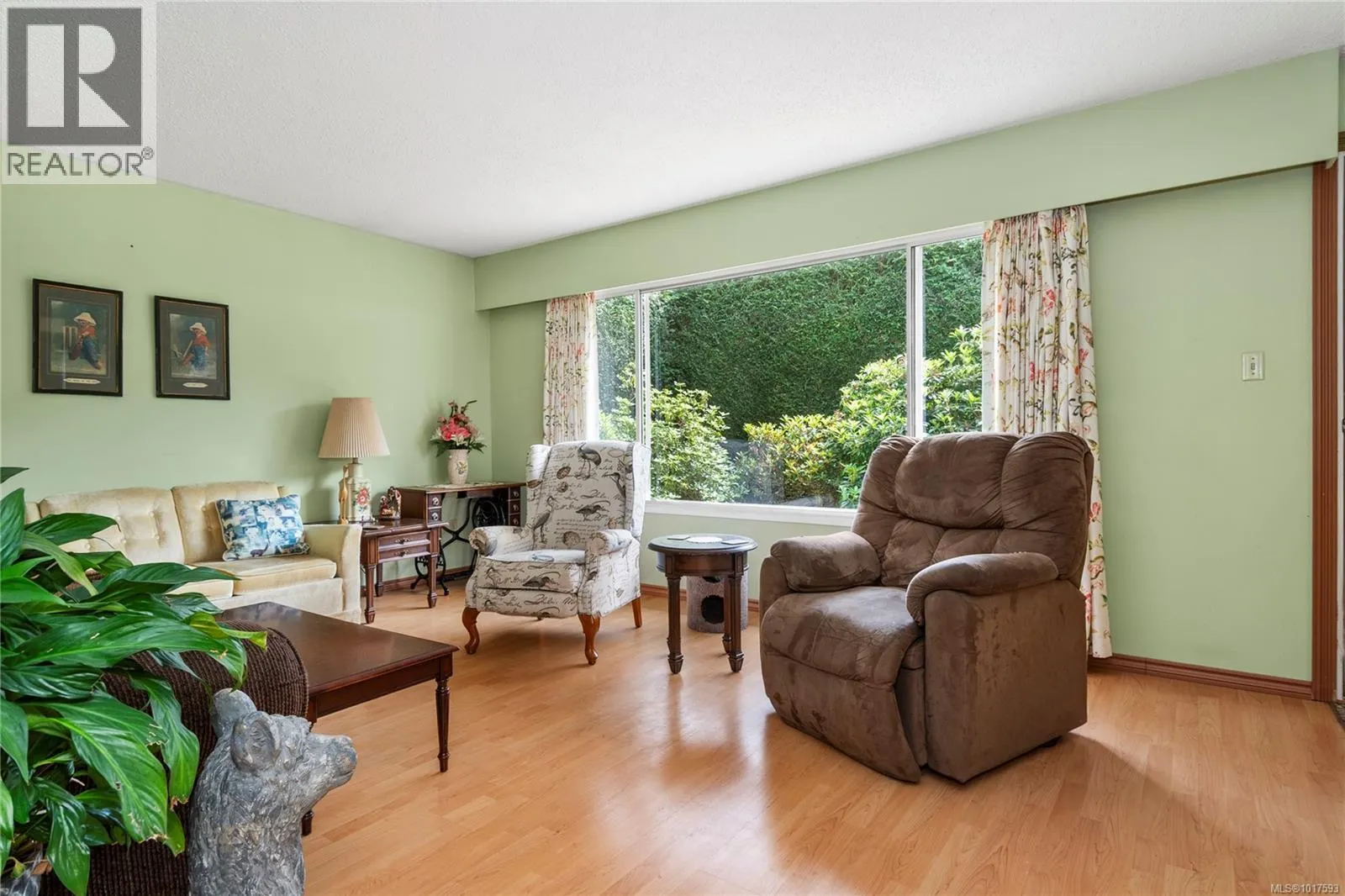 880 Pinecrest Rd