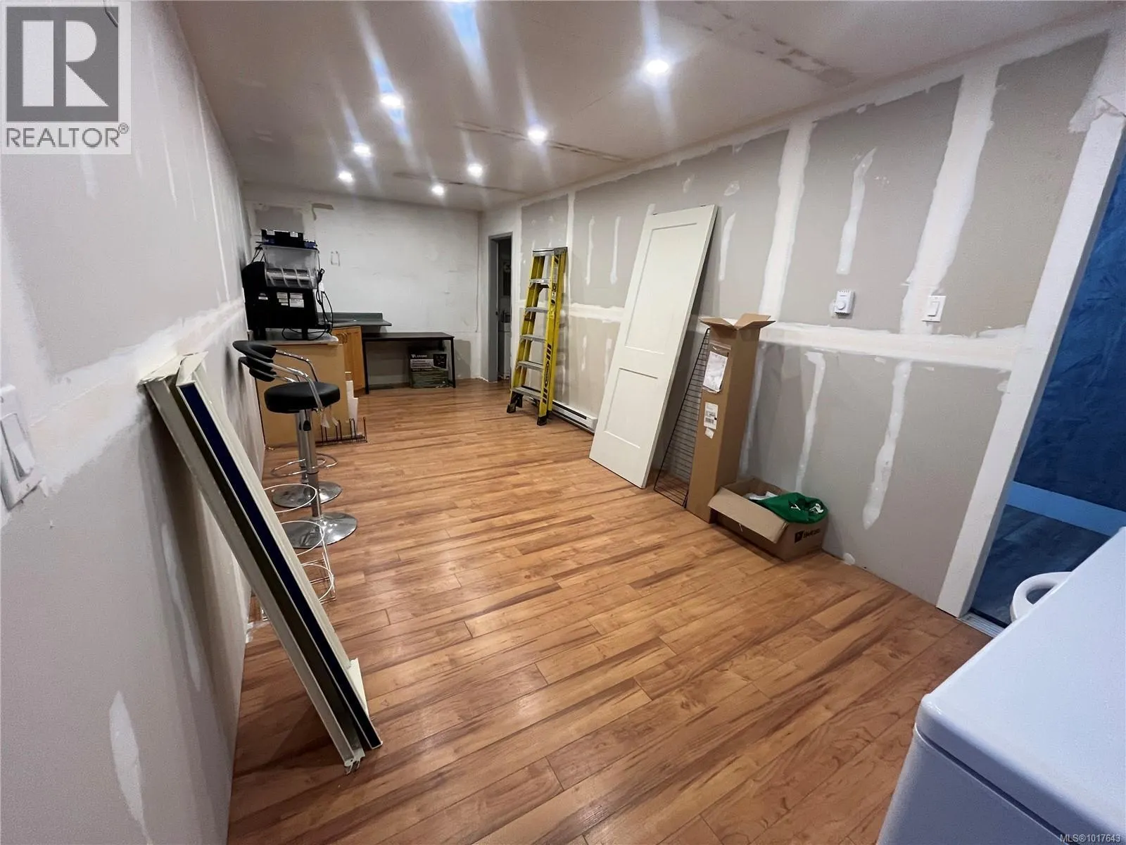 101 2031 Malaview Ave