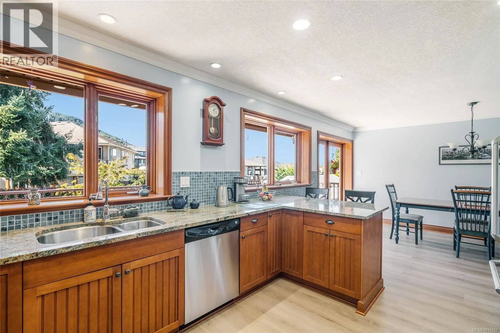 526 Douglas Pl