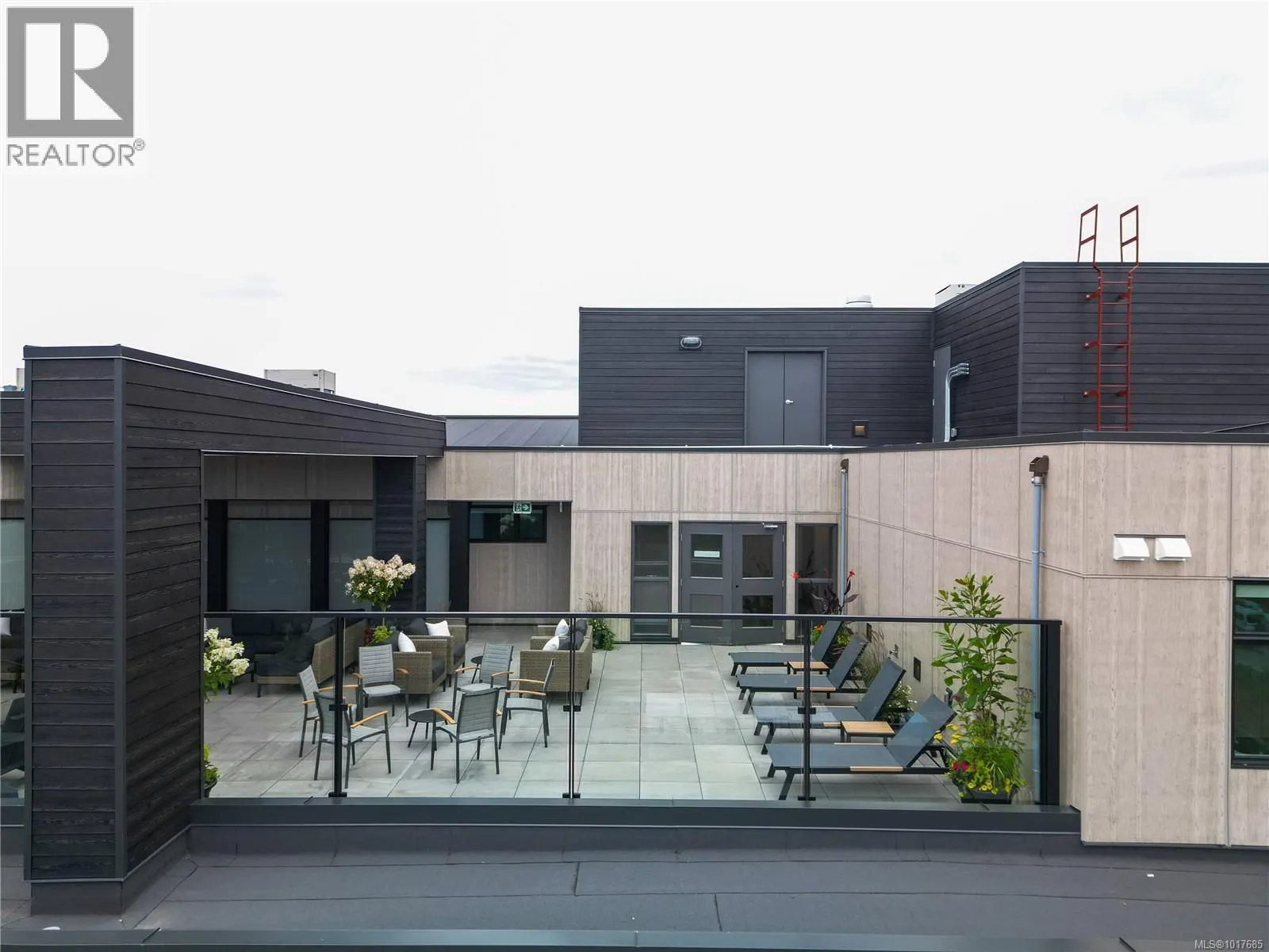 201 2520 Hackett Cres