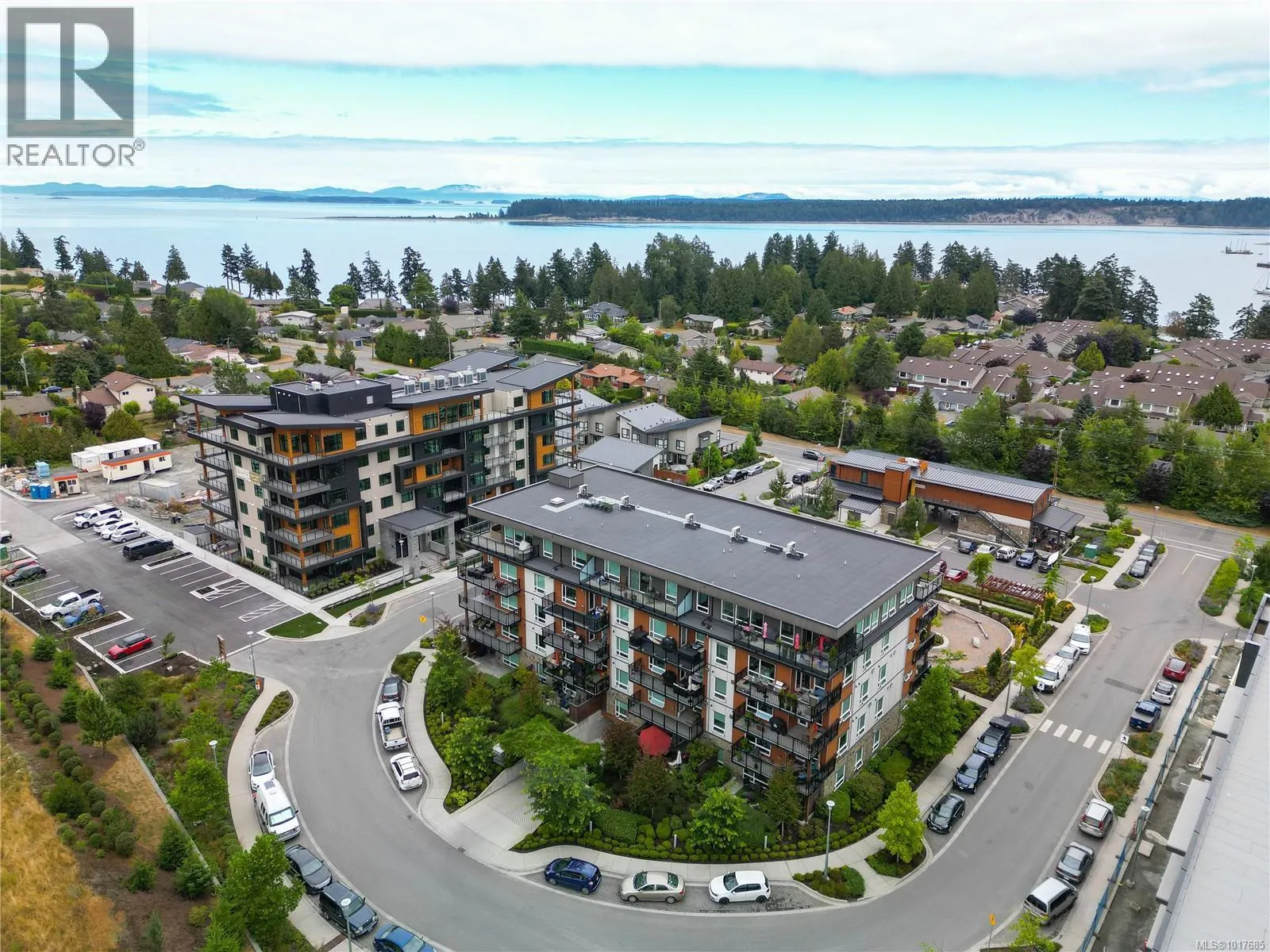 201 2520 Hackett Cres