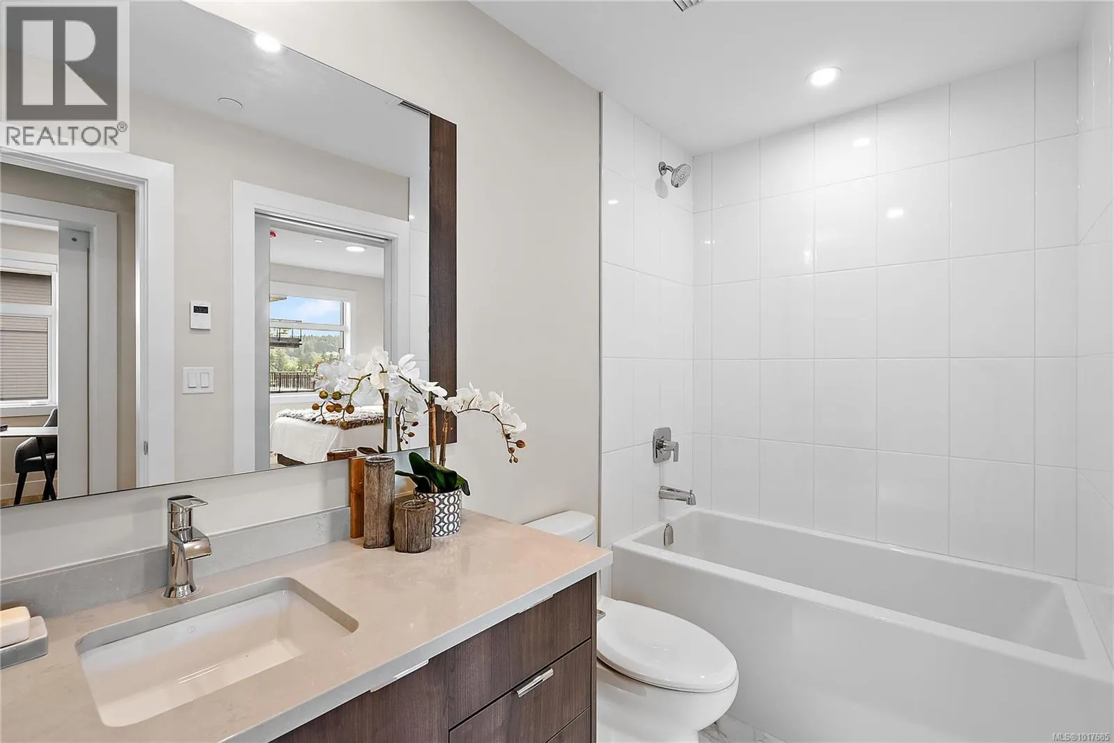 201 2520 Hackett Cres