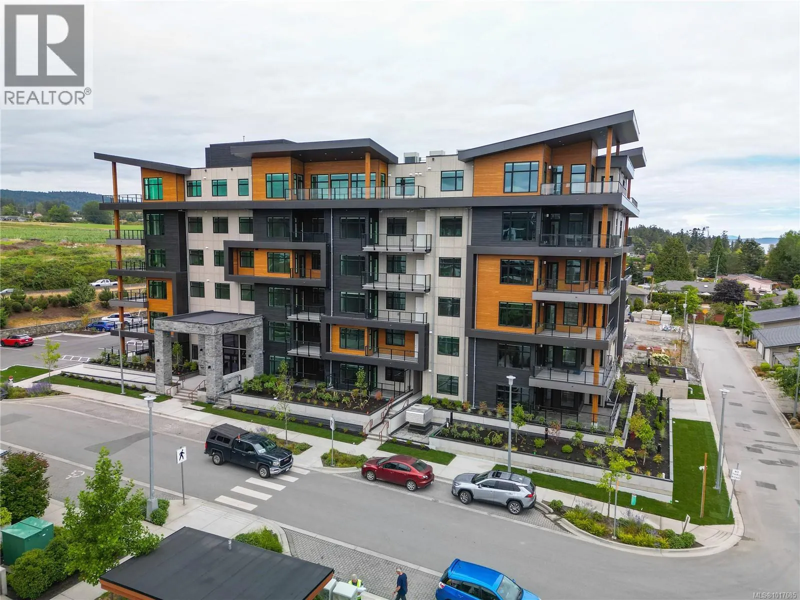 201 2520 Hackett Cres