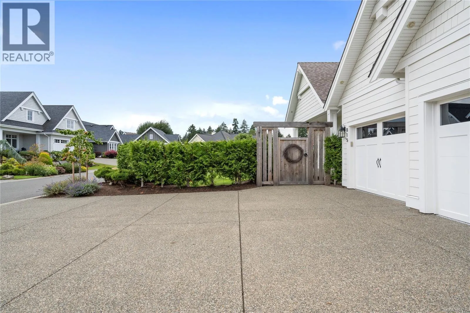 815 Bluffs Dr