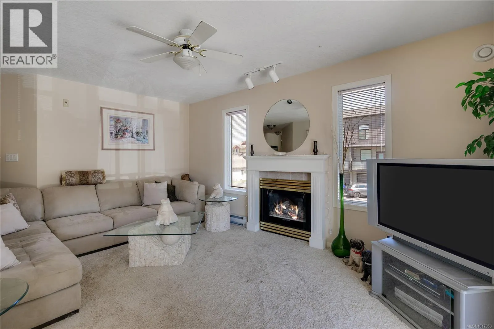 207 245 First St