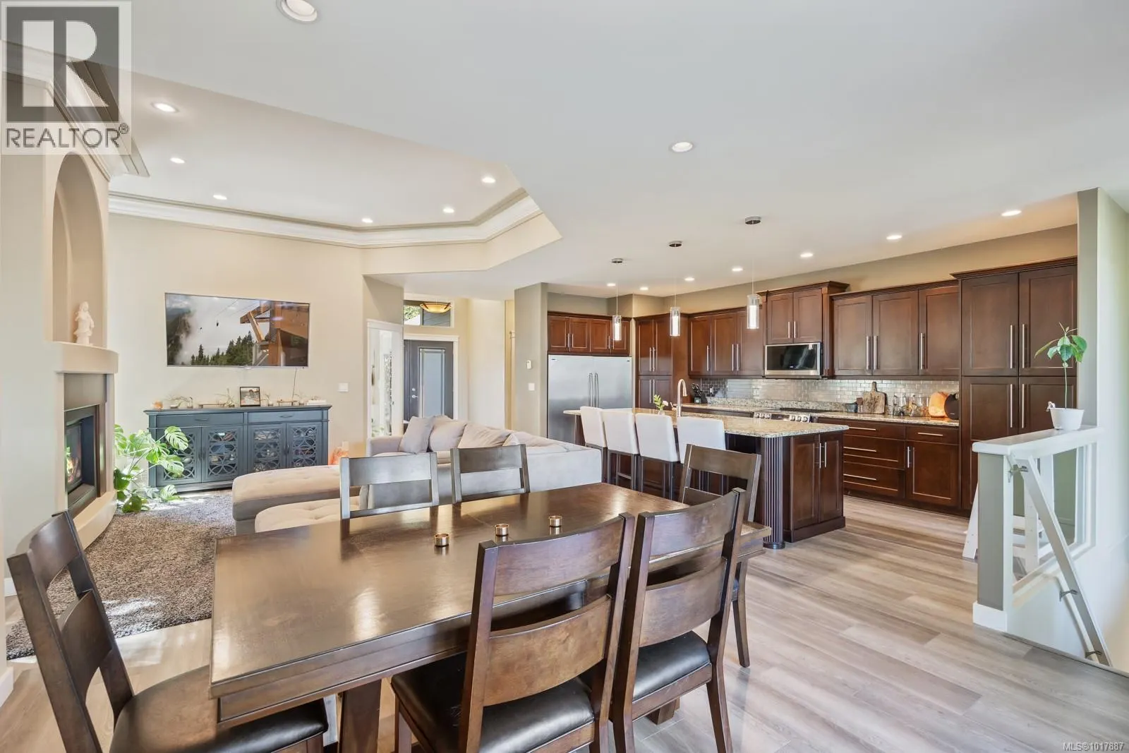 3101 Klanawa Cres
