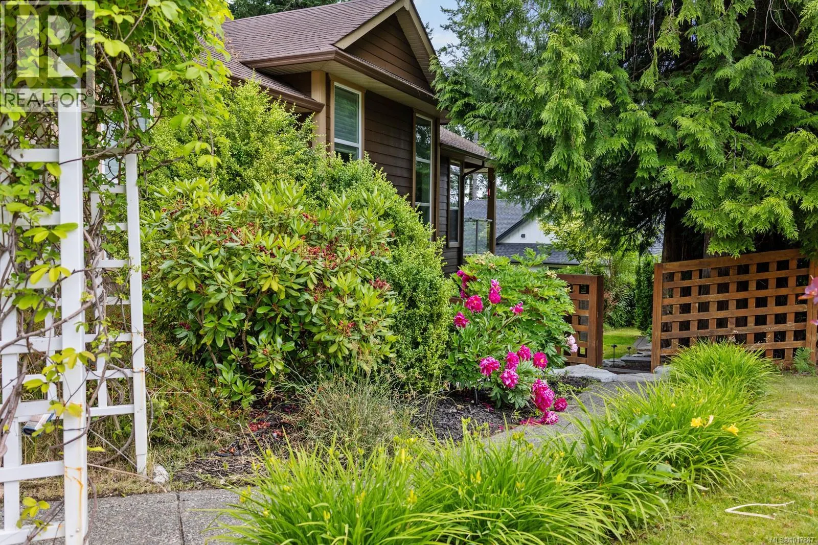 3101 Klanawa Cres