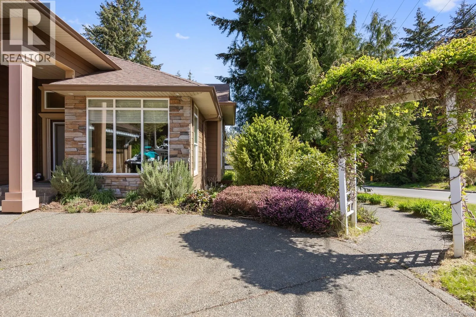 3101 Klanawa Cres