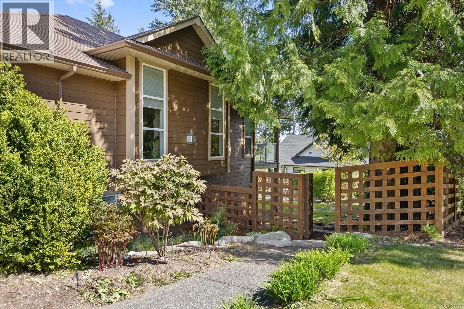 3101 Klanawa Cres
