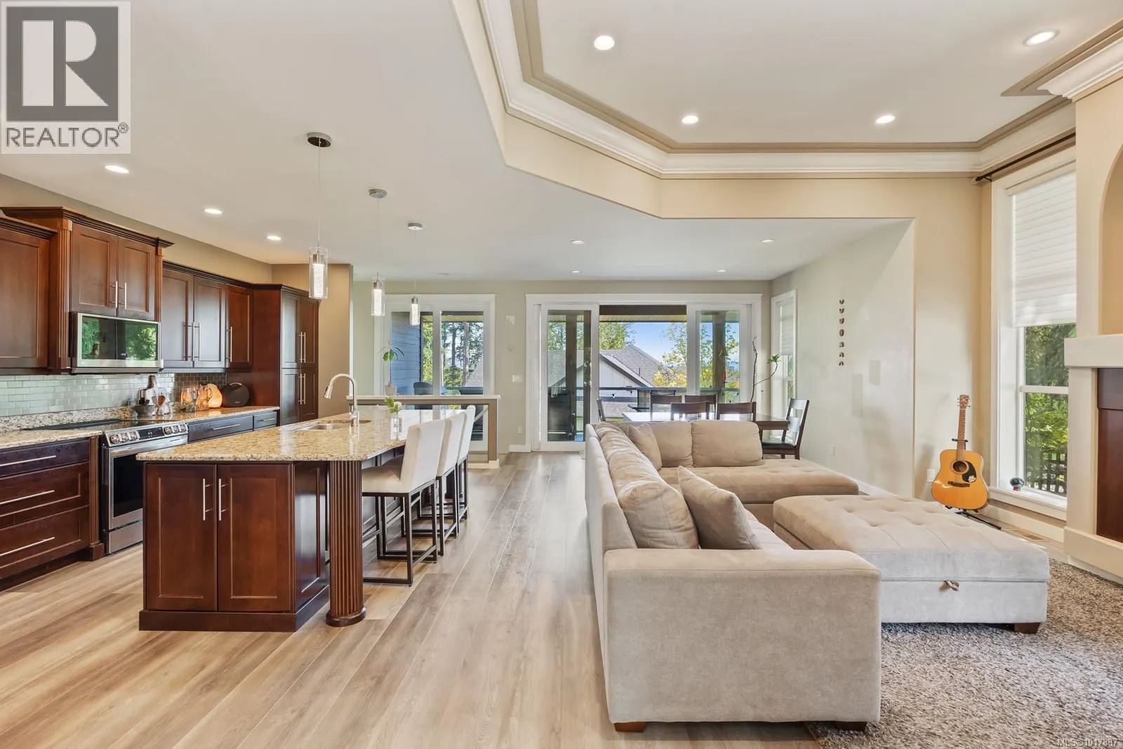 3101 Klanawa Cres