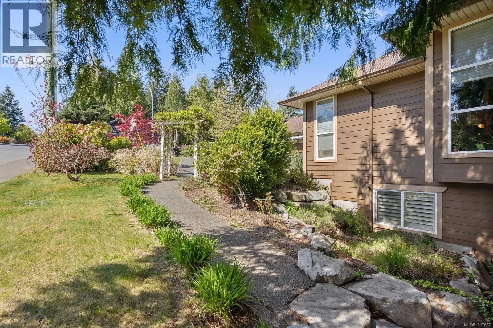 3101 Klanawa Cres