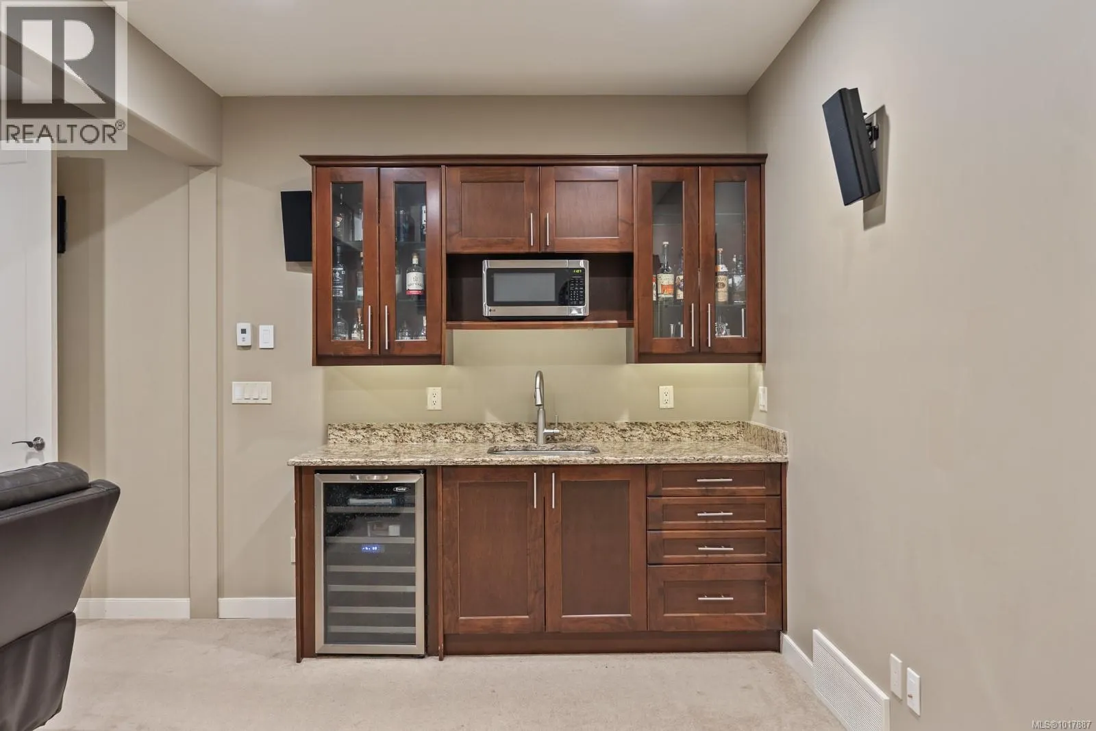 3101 Klanawa Cres