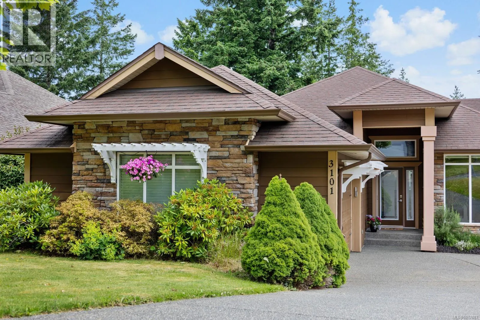 3101 Klanawa Cres