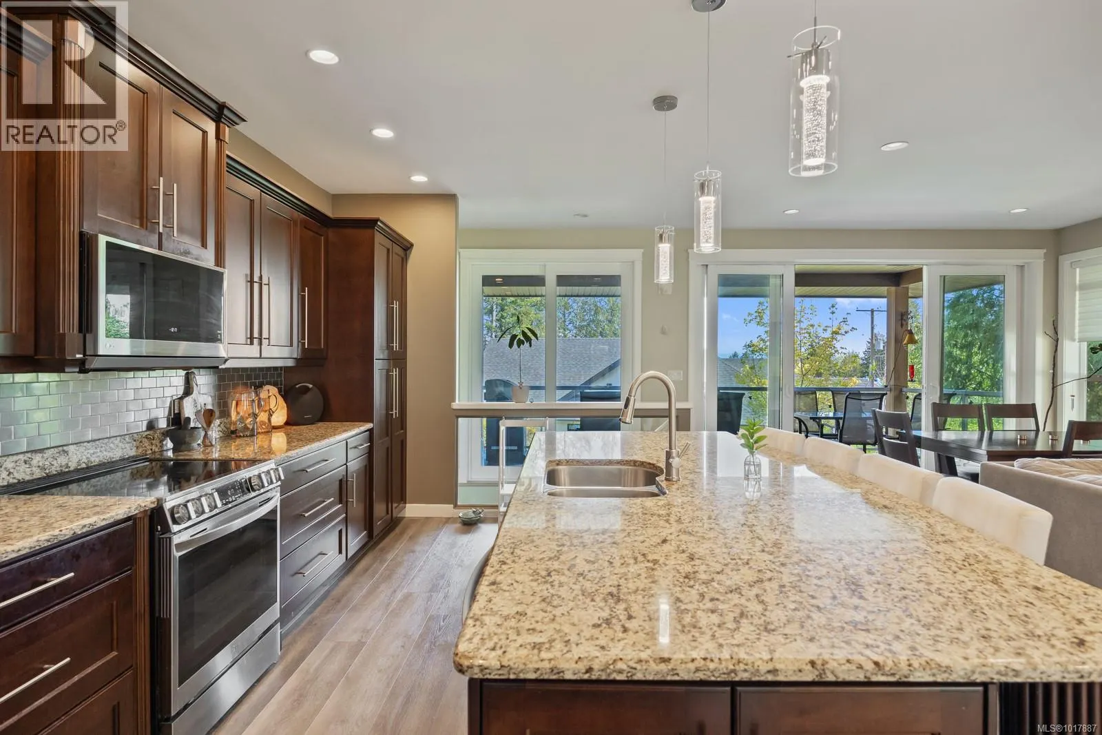 3101 Klanawa Cres