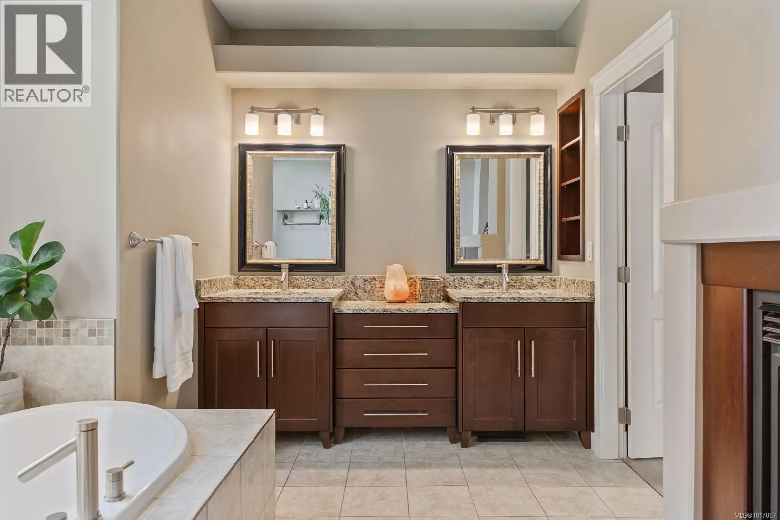 3101 Klanawa Cres