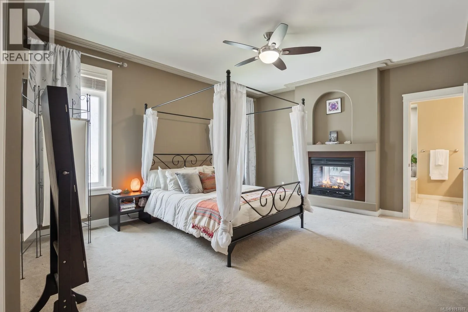 3101 Klanawa Cres