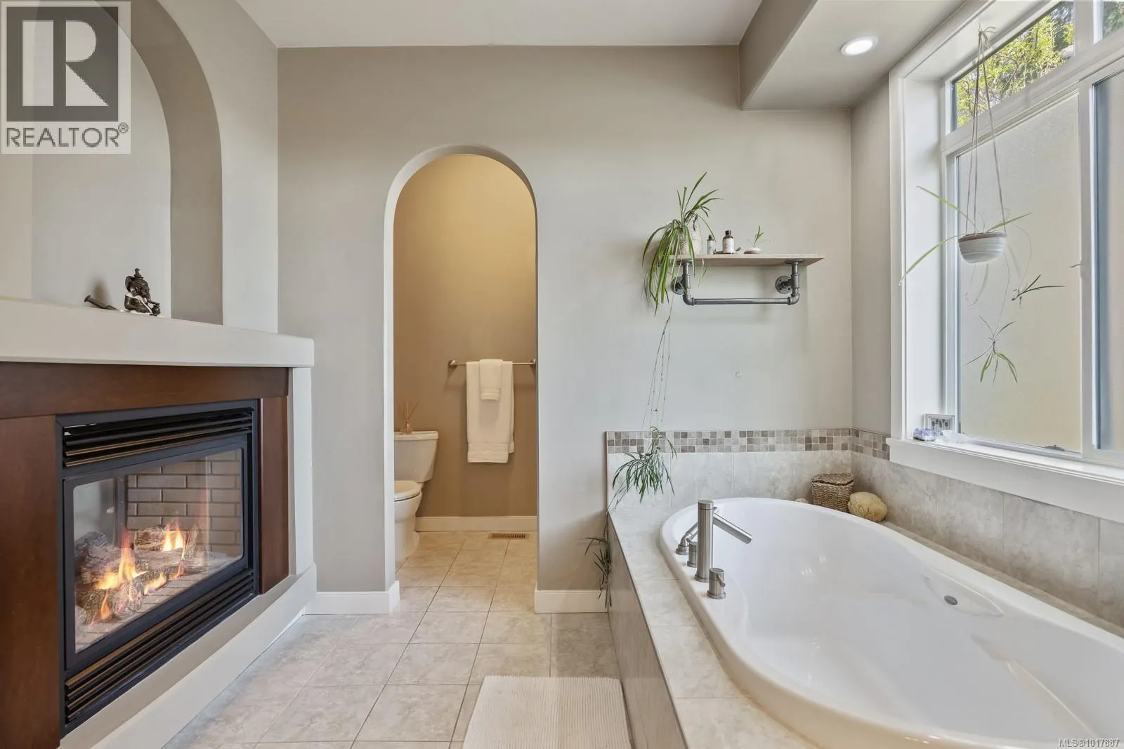 3101 Klanawa Cres