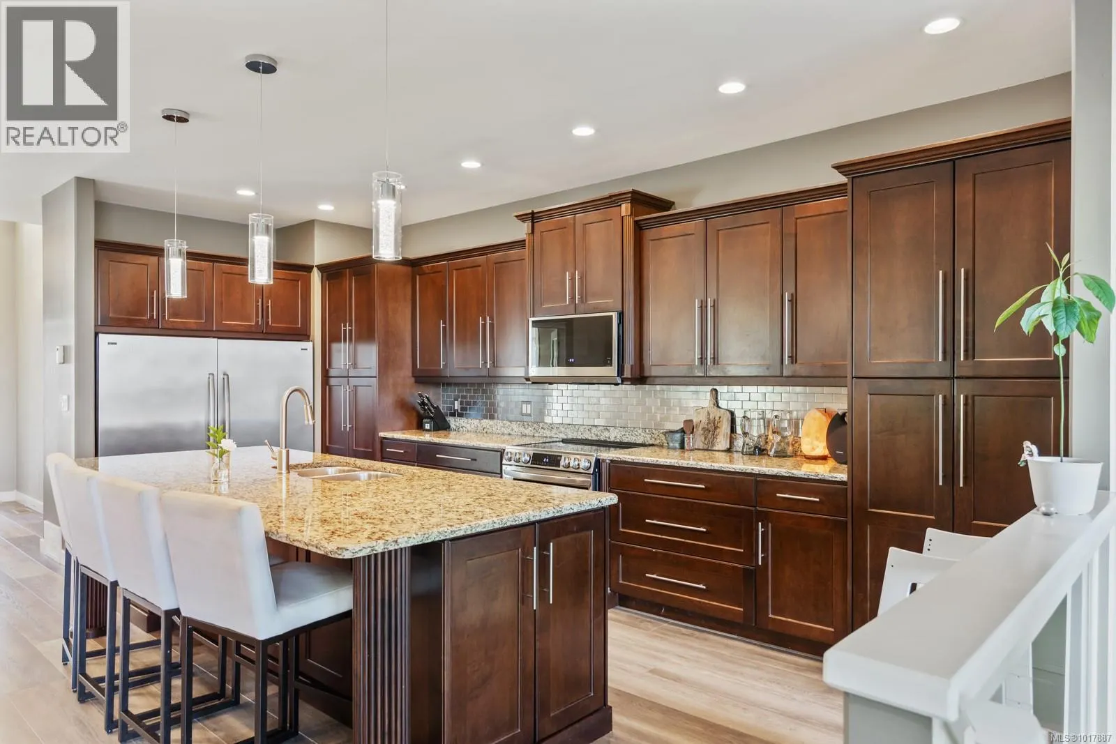 3101 Klanawa Cres