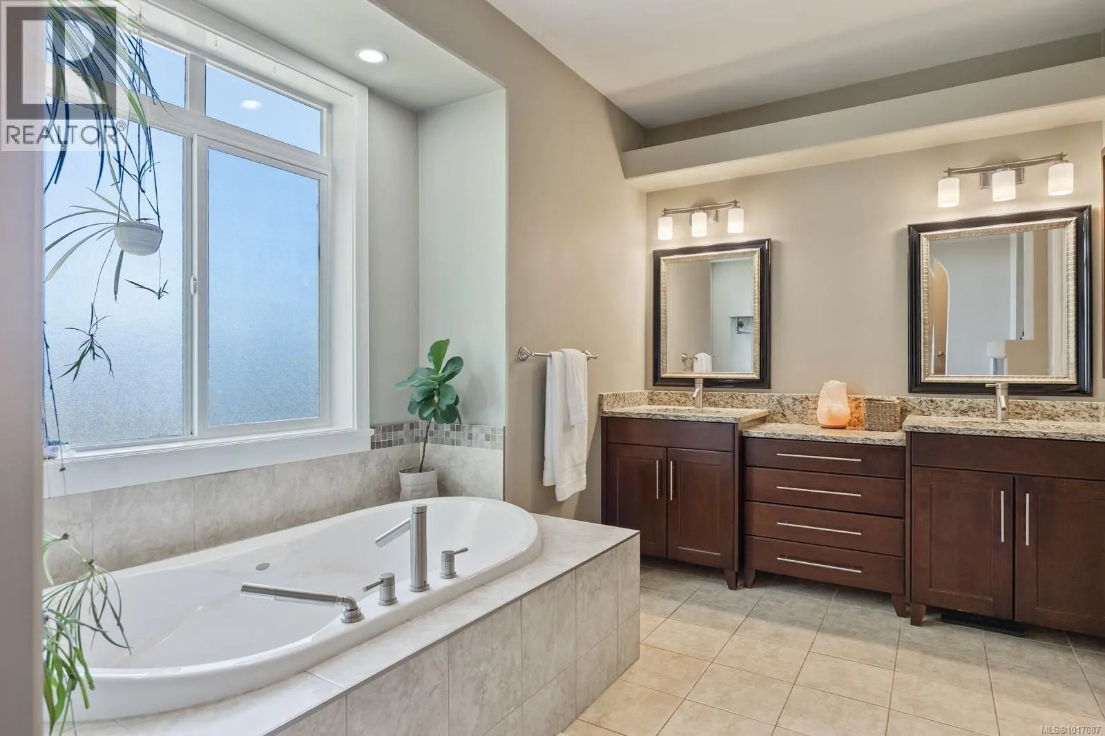 3101 Klanawa Cres