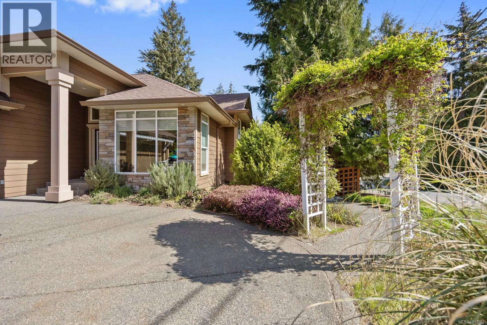 3101 Klanawa Cres