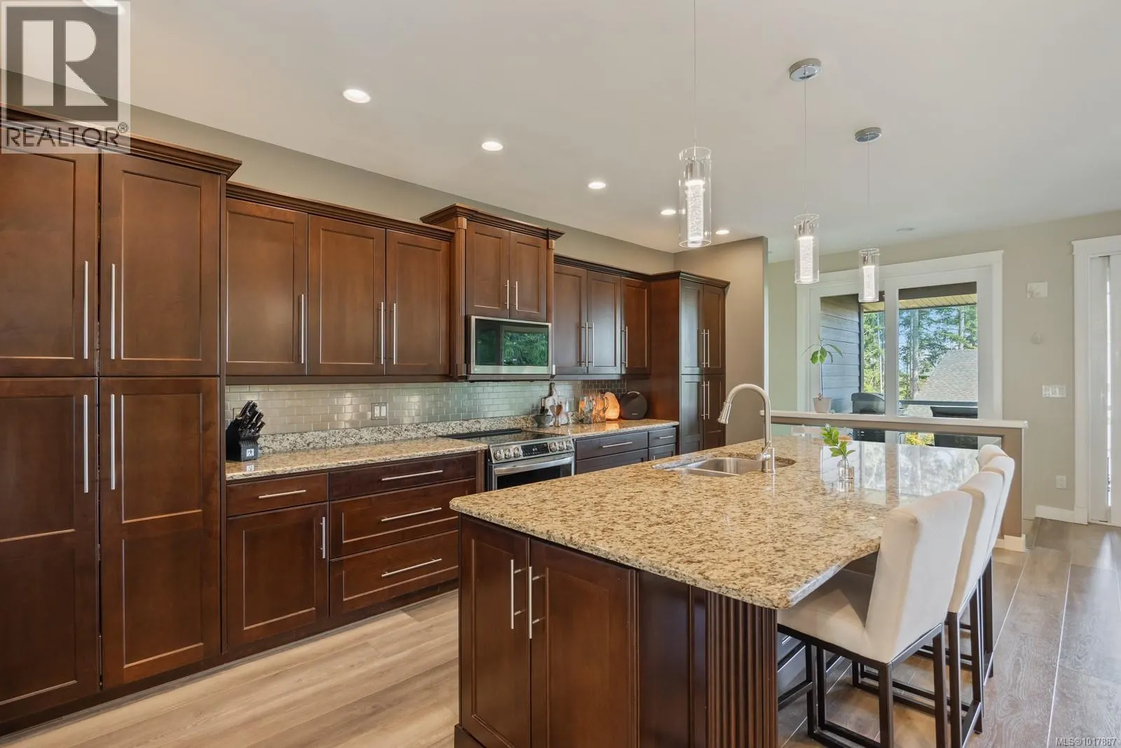3101 Klanawa Cres