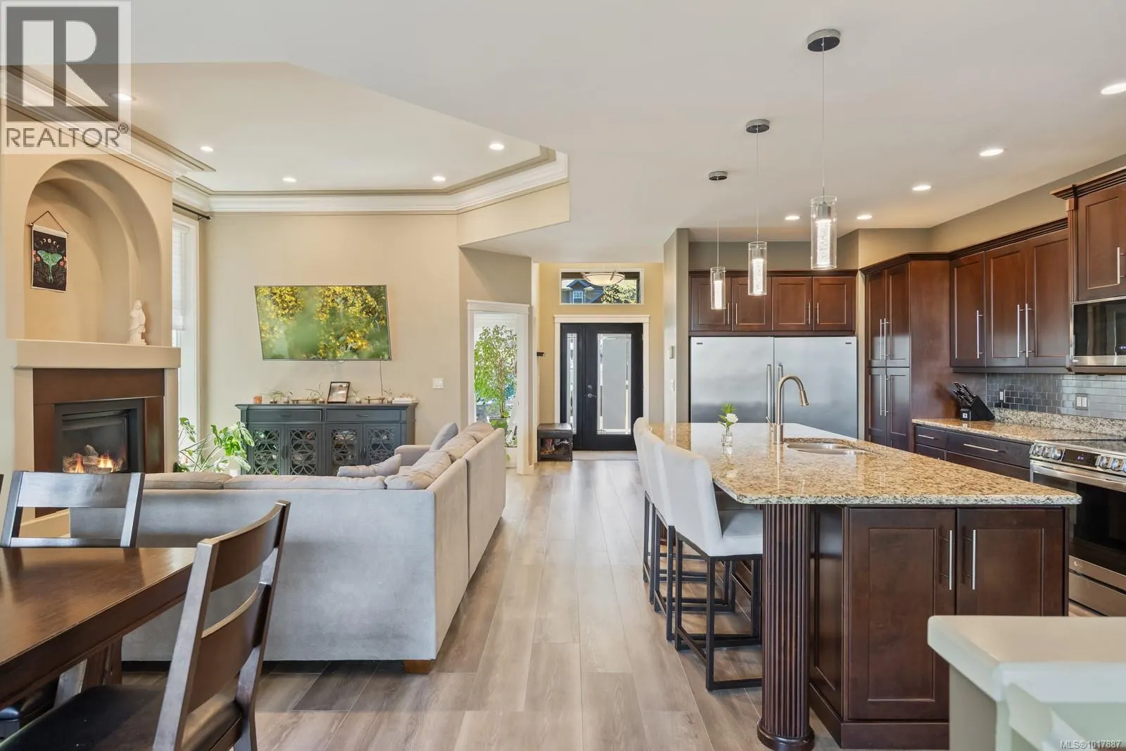 3101 Klanawa Cres
