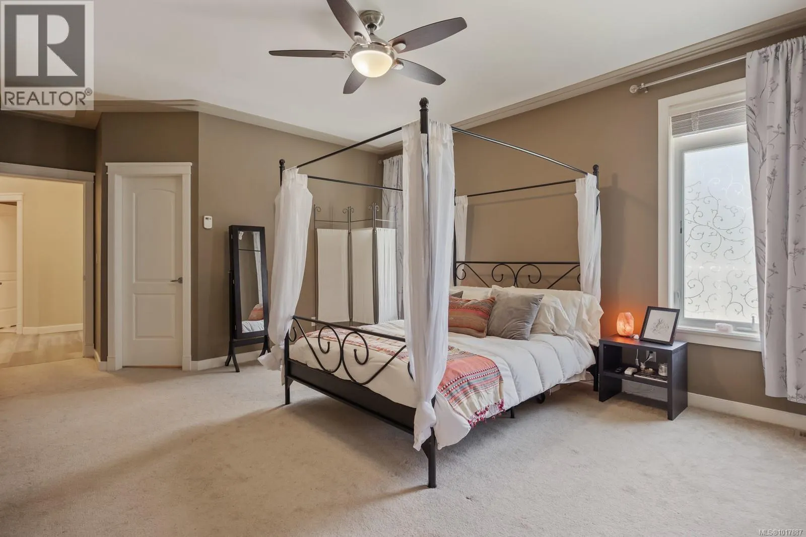 3101 Klanawa Cres