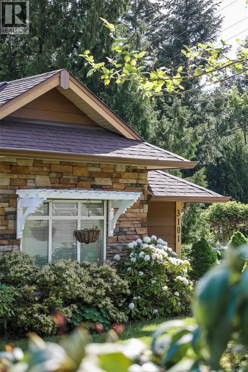3101 Klanawa Cres