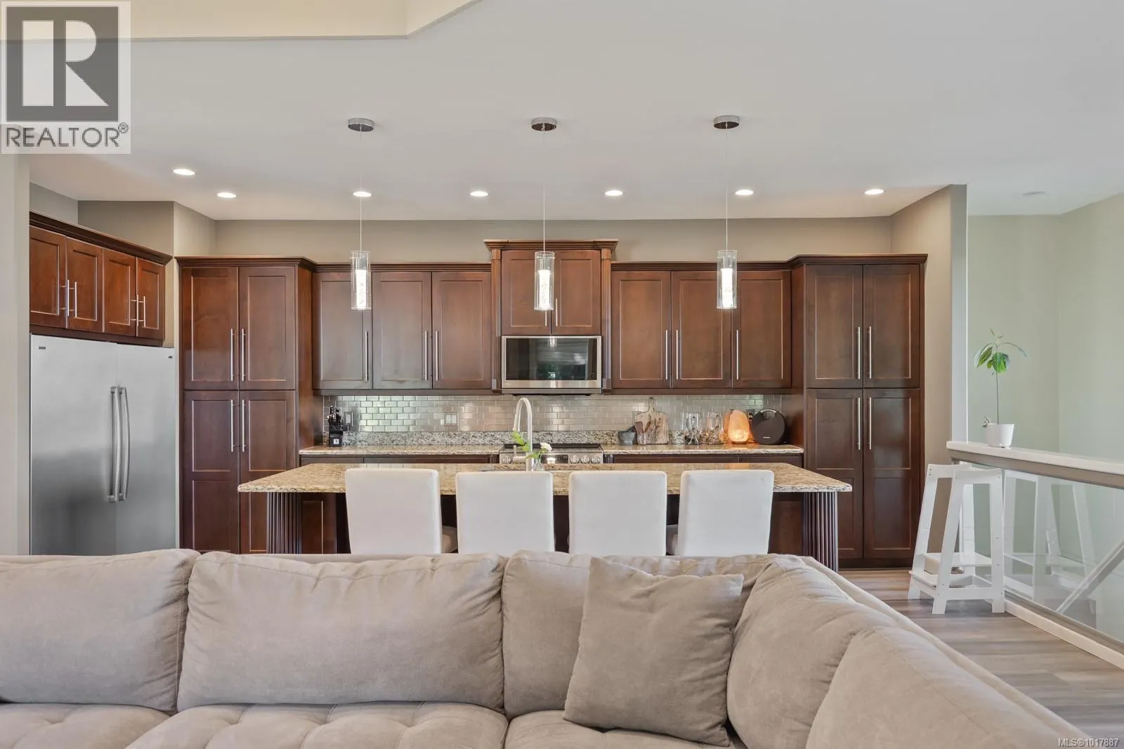 3101 Klanawa Cres