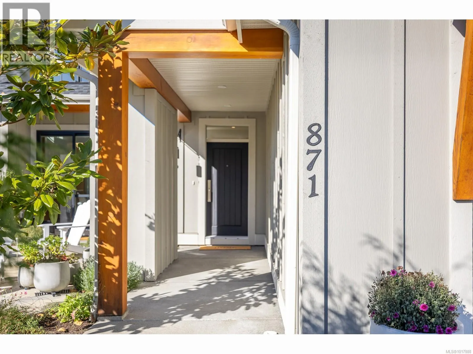 871 CLAYMORE Cres