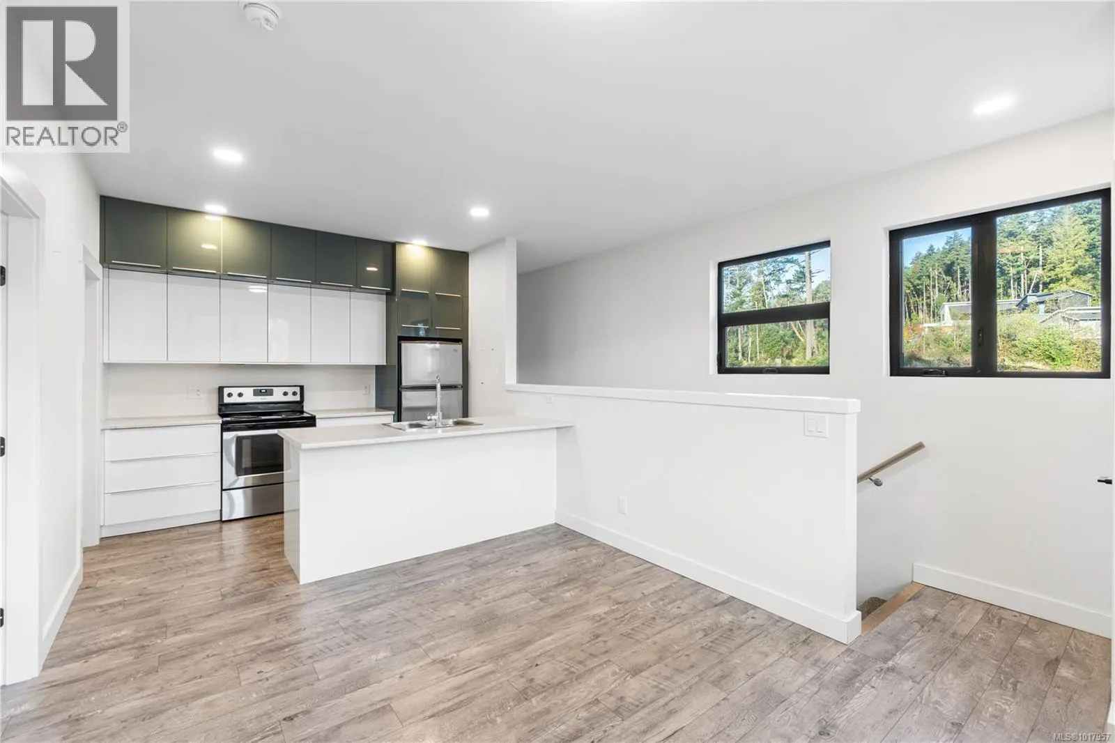 210 Crestline Terr