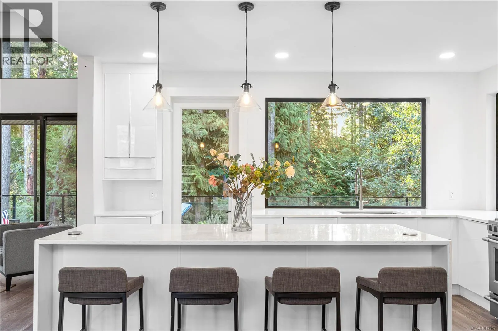 210 Crestline Terr