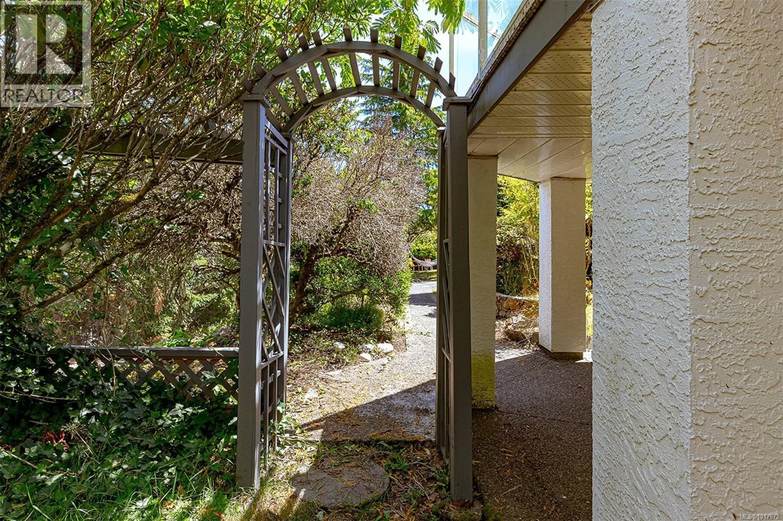 2619 Crystalview Dr