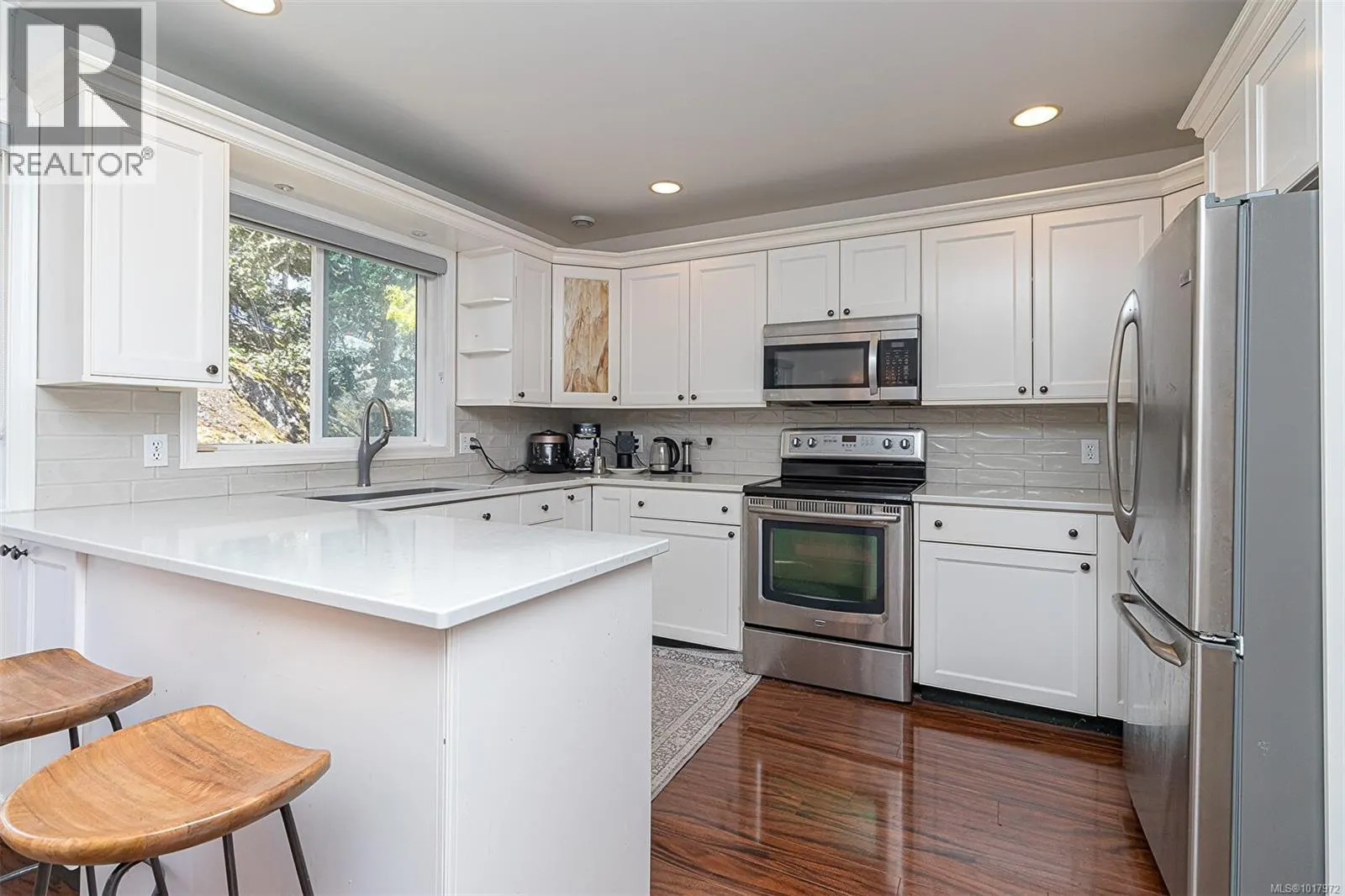 2619 Crystalview Dr