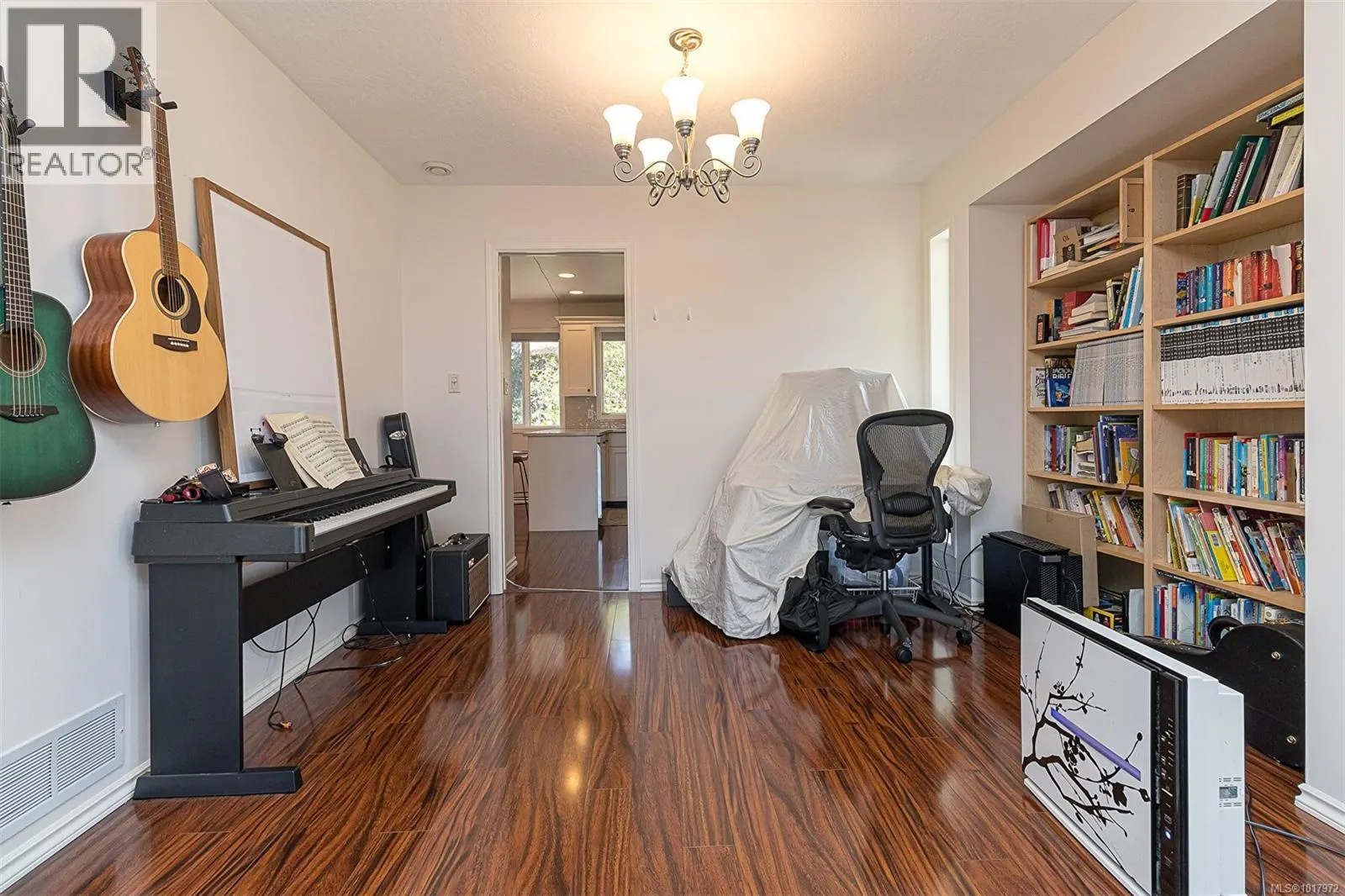 2619 Crystalview Dr