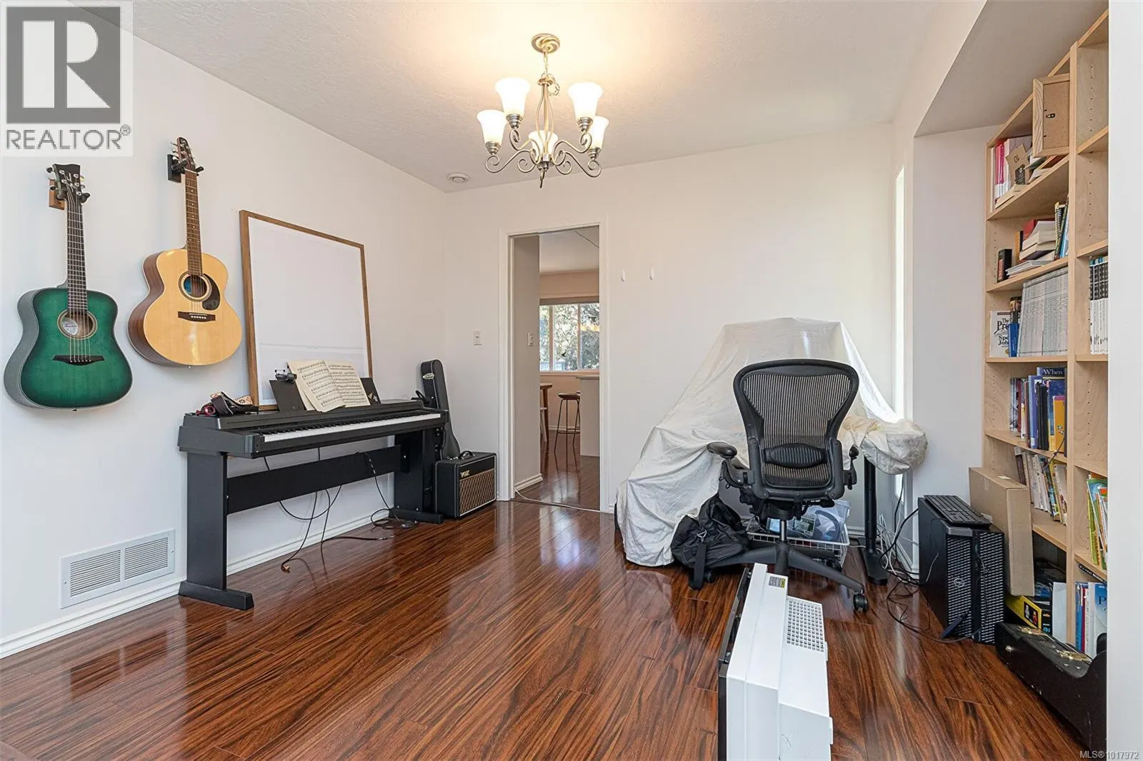 2619 Crystalview Dr