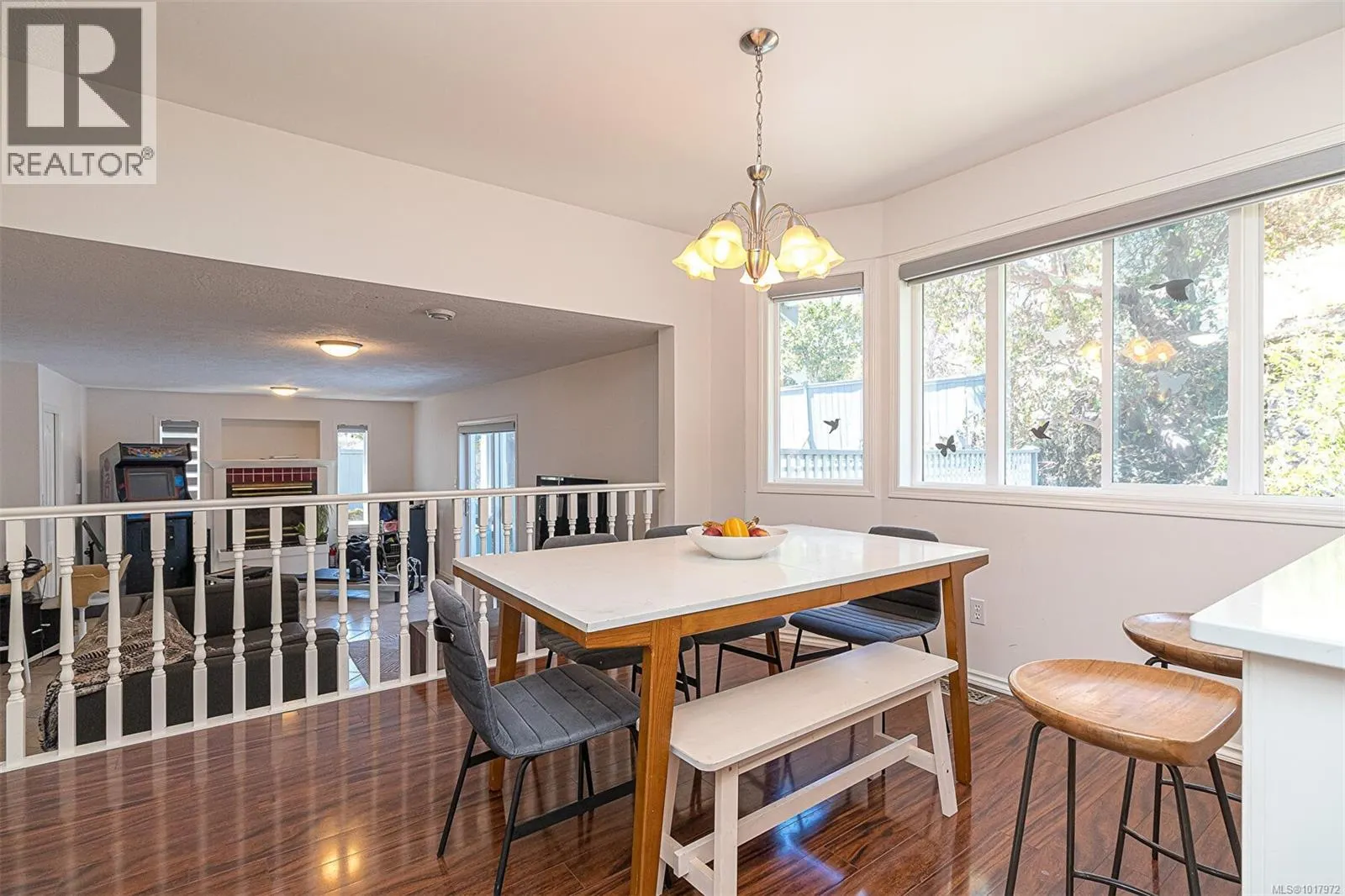 2619 Crystalview Dr