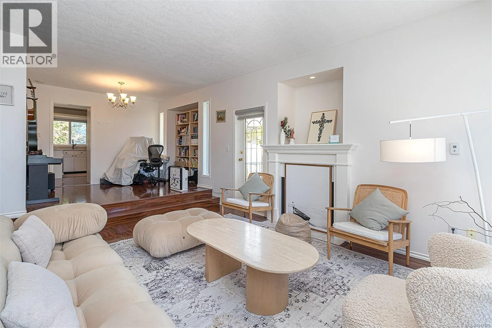 2619 Crystalview Dr
